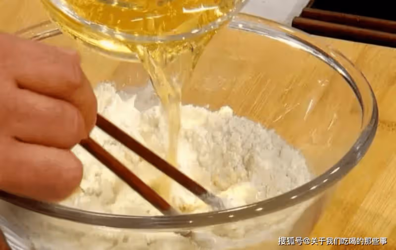 調製「脆皮糊」時,記得別放水和雞蛋,這樣調炸啥都脆,還不回軟