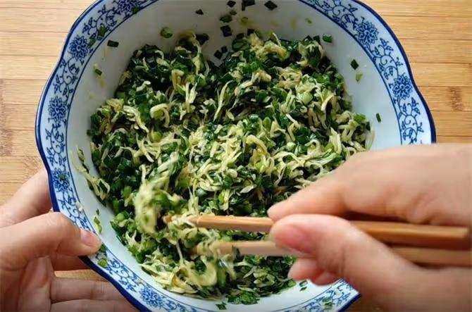 2個土豆,半斤韭菜,不餳面,不發麵,15分鐘就能做出薄皮大餡餅