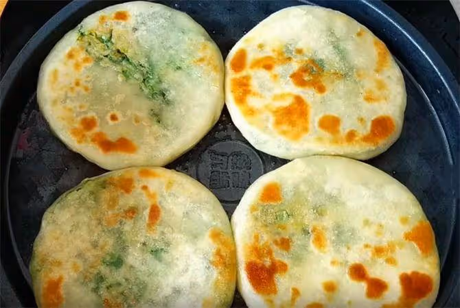 2個土豆,半斤韭菜,不餳面,不發麵,15分鐘就能做出薄皮大餡餅