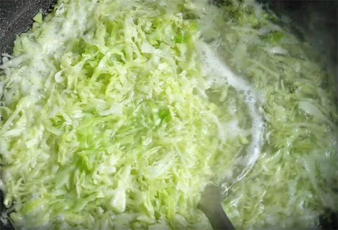 一個包菜,加點麵粉,手不沾面,筷子一攪,10分鐘做出美味早餐餅