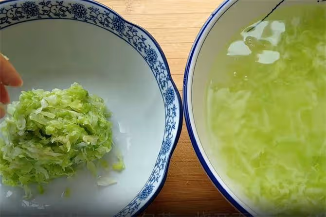 一個包菜,加點麵粉,手不沾面,筷子一攪,10分鐘做出美味早餐餅