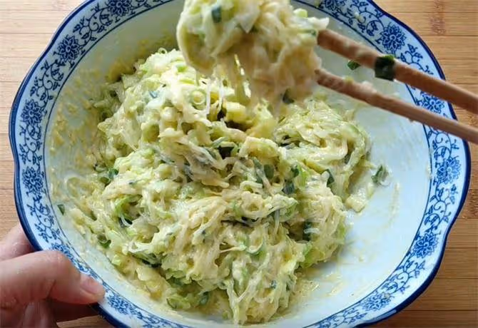 一個包菜,加點麵粉,手不沾面,筷子一攪,10分鐘做出美味早餐餅