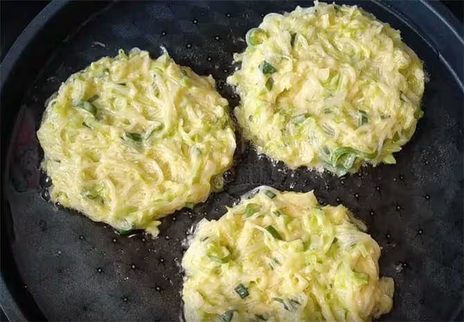 一個包菜,加點麵粉,手不沾面,筷子一攪,10分鐘做出美味早餐餅