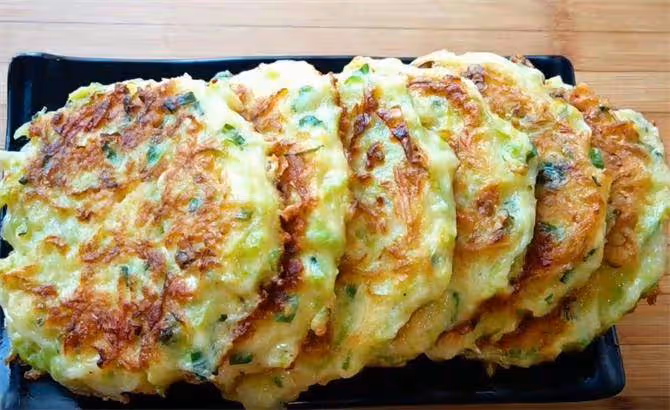一個包菜,加點麵粉,手不沾面,筷子一攪,10分鐘做出美味早餐餅