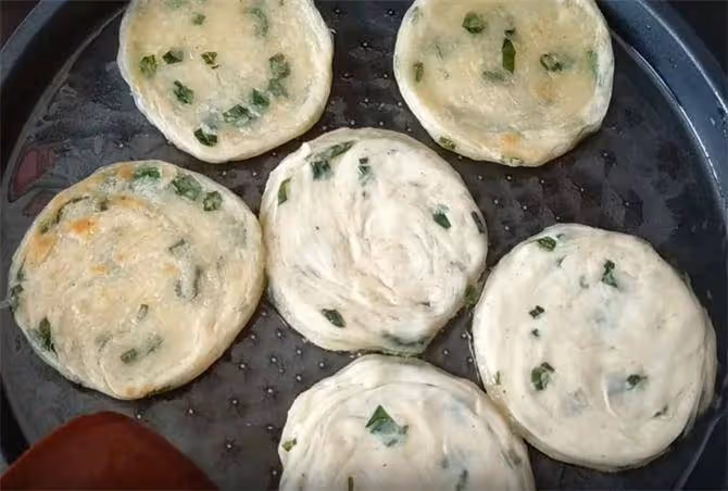 一把小蔥,一碗麵粉,卷一卷,擰一擰,教你脆皮蔥花餅,一碰掉渣