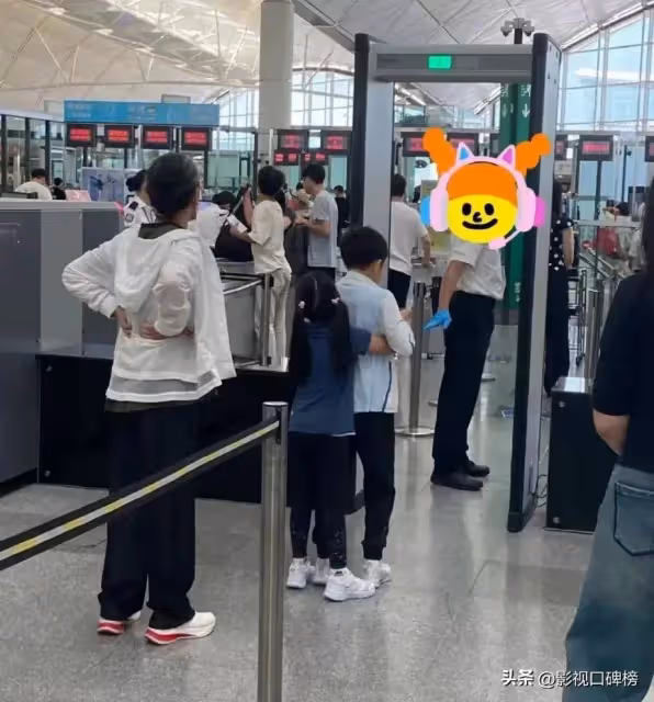 郭晶晶的孩子家教真好!姥姥帶著外孫出行,妹妹與哥哥抱在一起,可愛又溫馨