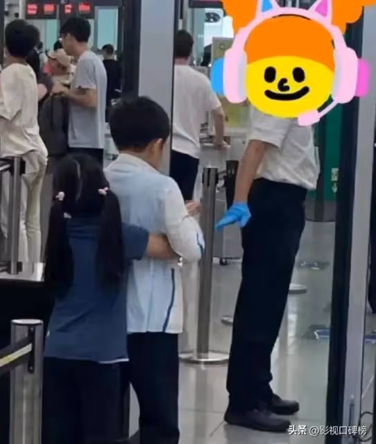 郭晶晶的孩子家教真好!姥姥帶著外孫出行,妹妹與哥哥抱在一起,可愛又溫馨