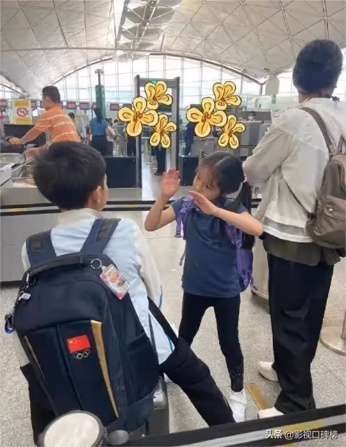 郭晶晶的孩子家教真好!姥姥帶著外孫出行,妹妹與哥哥抱在一起,可愛又溫馨