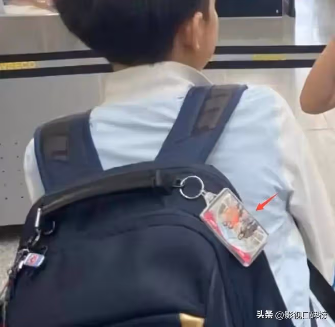 郭晶晶的孩子家教真好!姥姥帶著外孫出行,妹妹與哥哥抱在一起,可愛又溫馨