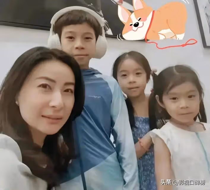 郭晶晶的孩子家教真好!姥姥帶著外孫出行,妹妹與哥哥抱在一起,可愛又溫馨