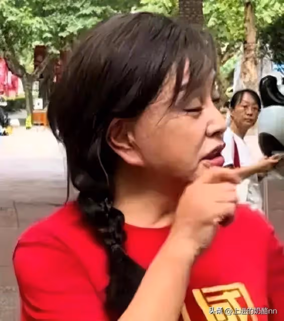 不老女神劉曉慶,真實狀態一言難盡,被網友街頭偶遇,本人沒有皺紋但不顯年輕