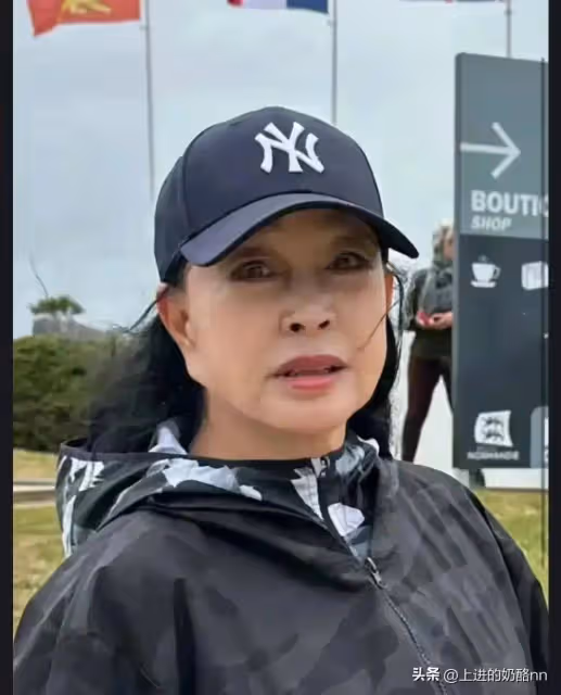 不老女神劉曉慶,真實狀態一言難盡,被網友街頭偶遇,本人沒有皺紋但不顯年輕