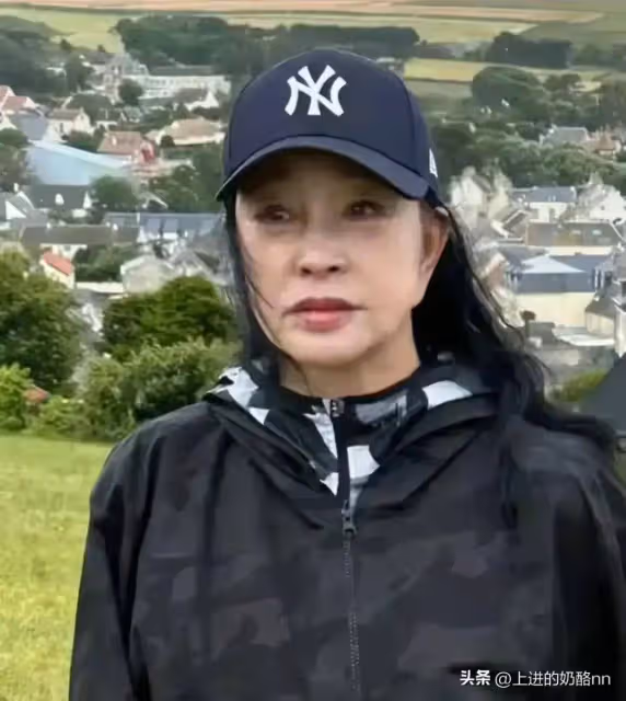 不老女神劉曉慶,真實狀態一言難盡,被網友街頭偶遇,本人沒有皺紋但不顯年輕