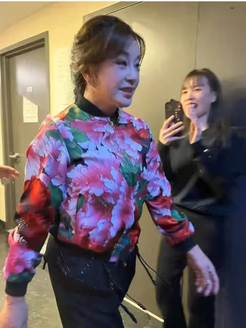 不老女神劉曉慶,真實狀態一言難盡,被網友街頭偶遇,本人沒有皺紋但不顯年輕