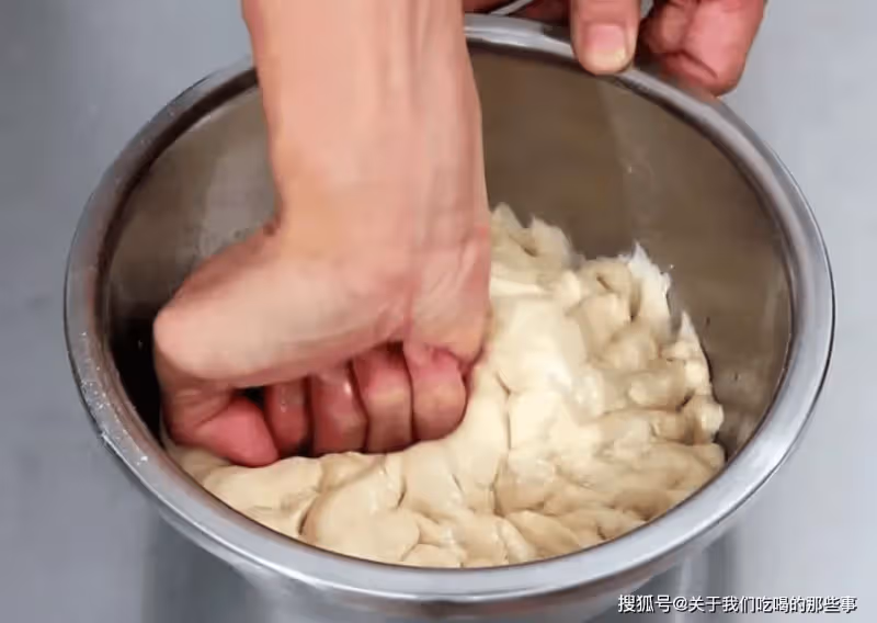 油條怎麼做才能蓬鬆酥脆,涼了不硬?告訴你做法竅門和詳細配方