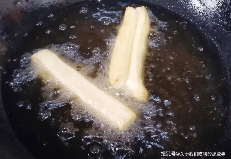 油條怎麼做才能蓬鬆酥脆,涼了不硬?告訴你做法竅門和詳細配方