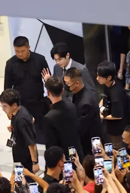 張若昀成都商演引爆現場,一身灰色西裝帥出新高度,網友:這待遇絕了!