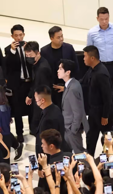張若昀成都商演引爆現場,一身灰色西裝帥出新高度,網友:這待遇絕了!