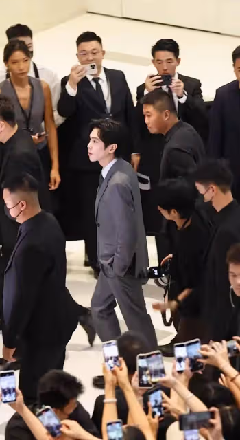 張若昀成都商演引爆現場,一身灰色西裝帥出新高度,網友:這待遇絕了!