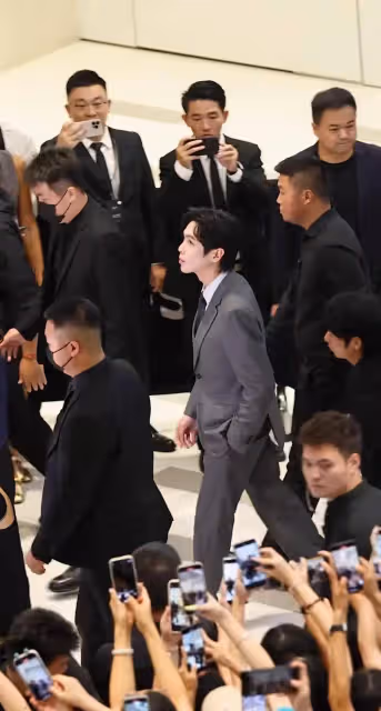 張若昀成都商演引爆現場,一身灰色西裝帥出新高度,網友:這待遇絕了!