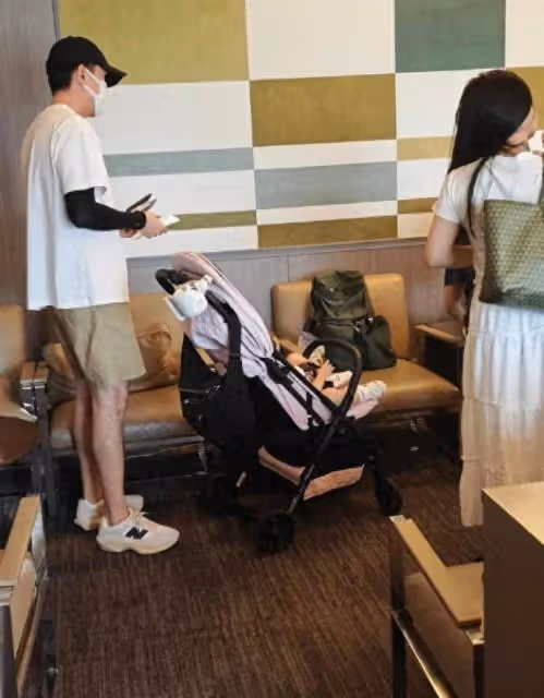 胡歌一家三口日本度假遭偶遇,小茉莉小肉腿出鏡,這畫面太溫馨了!