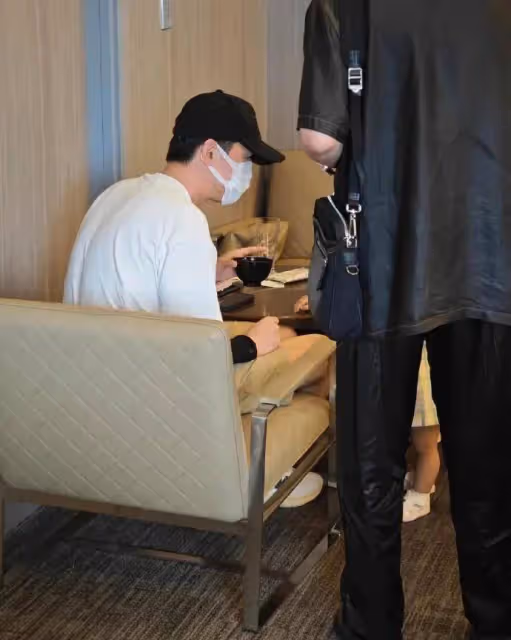 胡歌一家三口日本度假遭偶遇,小茉莉小肉腿出鏡,這畫面太溫馨了!