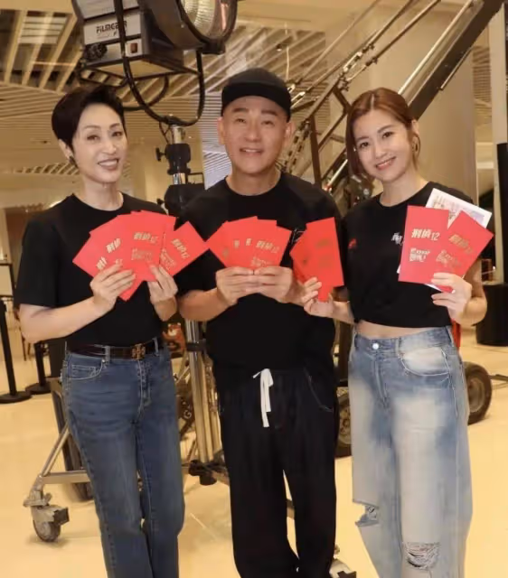 好拼!TVB《刑偵12》熱拍最新路透!力捧花旦頂36度高溫戴圍巾,被贊敬業