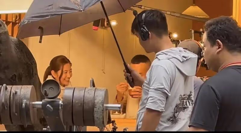 好拼!TVB《刑偵12》熱拍最新路透!力捧花旦頂36度高溫戴圍巾,被贊敬業