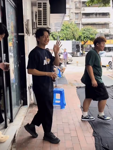 好拼!TVB《刑偵12》熱拍最新路透!力捧花旦頂36度高溫戴圍巾,被贊敬業
