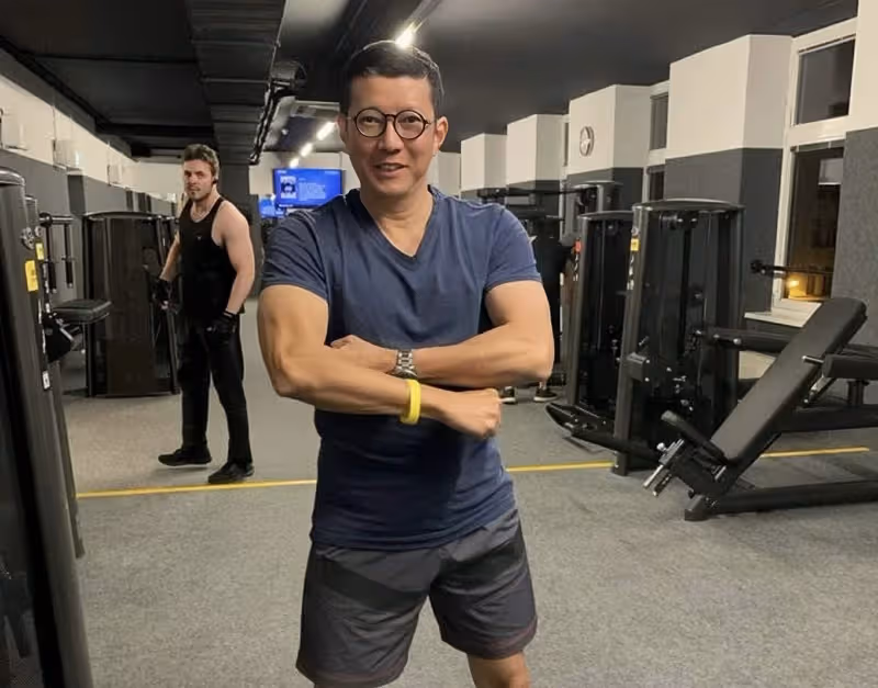 香港男星全家移民奧地利,將獲永久居留權,四年不工作準備買古堡