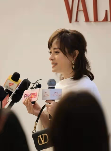 孫儷終於留了長發,看起來真漂亮,眼睛也不那麼凸出了