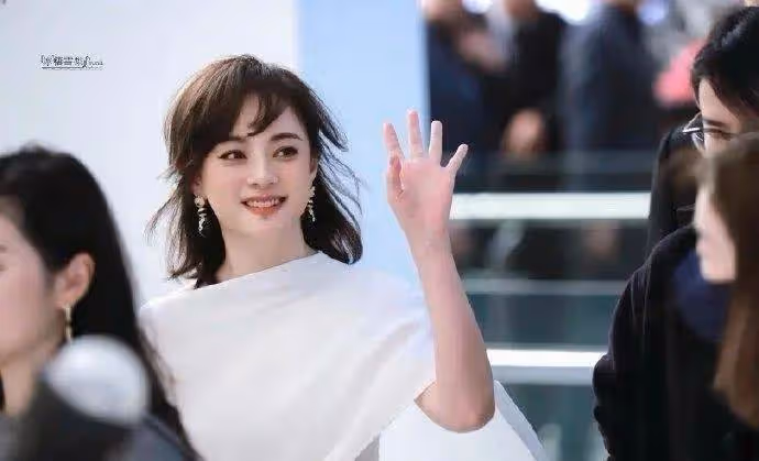 孫儷終於留了長發,看起來真漂亮,眼睛也不那麼凸出了