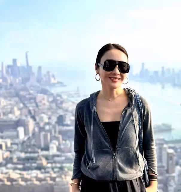 黎姿曬出近照，50歲的她依然美貌如初，雙手插兜里，梨渦淺笑，滿滿的鬆弛感！