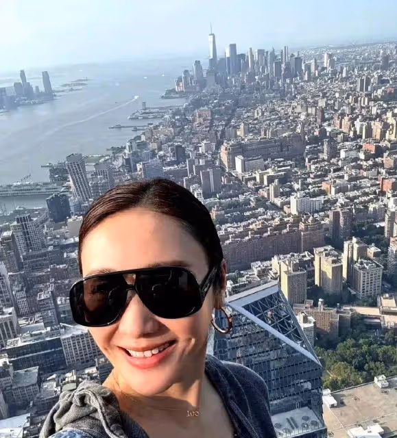 黎姿曬出近照，50歲的她依然美貌如初，雙手插兜里，梨渦淺笑，滿滿的鬆弛感！