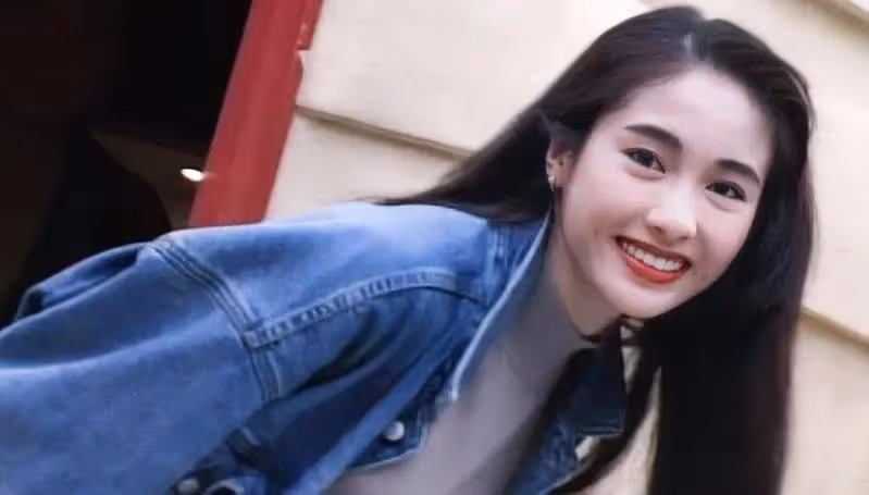 黎姿曬出近照，50歲的她依然美貌如初，雙手插兜里，梨渦淺笑，滿滿的鬆弛感！