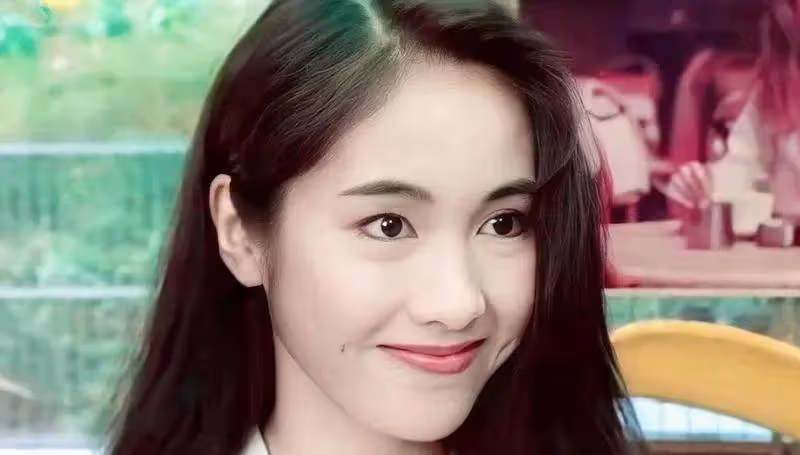黎姿曬出近照，50歲的她依然美貌如初，雙手插兜里，梨渦淺笑，滿滿的鬆弛感！