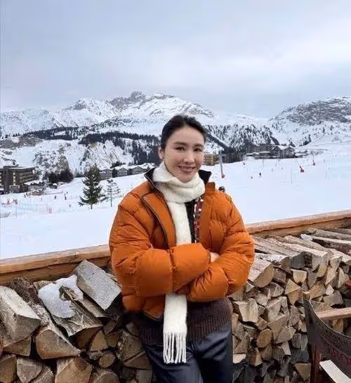 黎姿曬出近照，50歲的她依然美貌如初，雙手插兜里，梨渦淺笑，滿滿的鬆弛感！