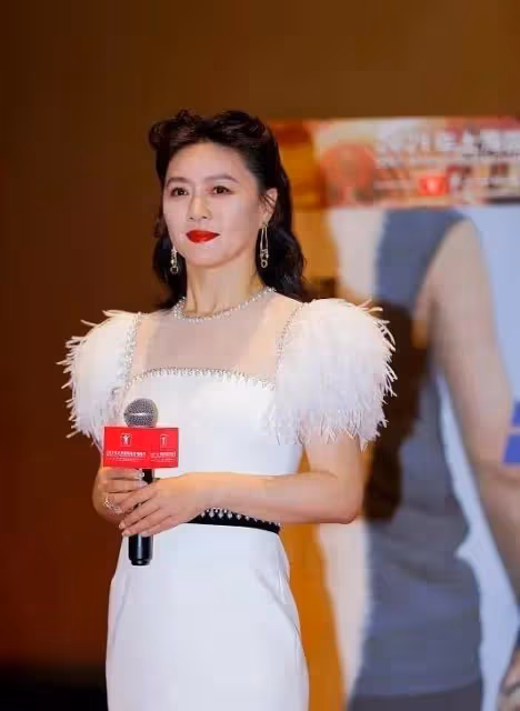 48歲田海蓉醫美後狀態真好，一襲白色羽毛裙配復古卷髮，美到大變樣！