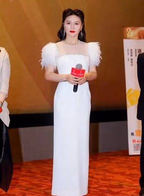 48歲田海蓉醫美後狀態真好，一襲白色羽毛裙配復古卷髮，美到大變樣！