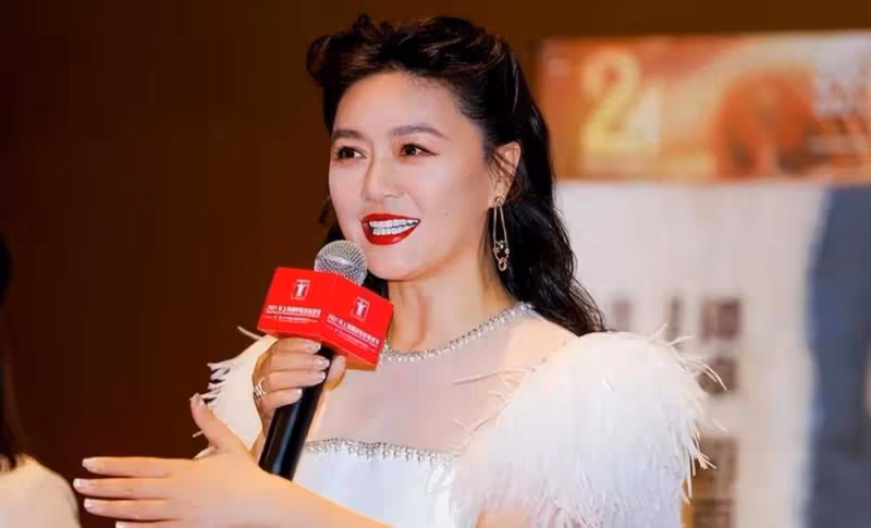 48歲田海蓉醫美後狀態真好，一襲白色羽毛裙配復古卷髮，美到大變樣！