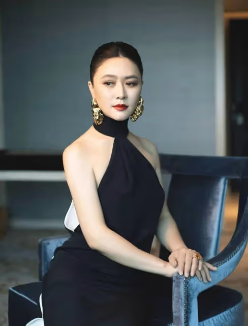 48歲田海蓉醫美後狀態真好，一襲白色羽毛裙配復古卷髮，美到大變樣！