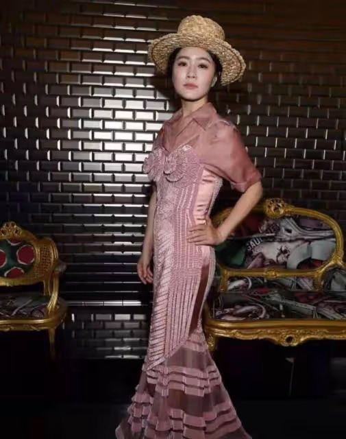 48歲田海蓉醫美後狀態真好，一襲白色羽毛裙配復古卷髮，美到大變樣！