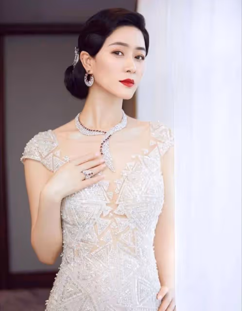 48歲田海蓉醫美後狀態真好,一襲白色羽毛裙配復古卷髮,美到大變樣!