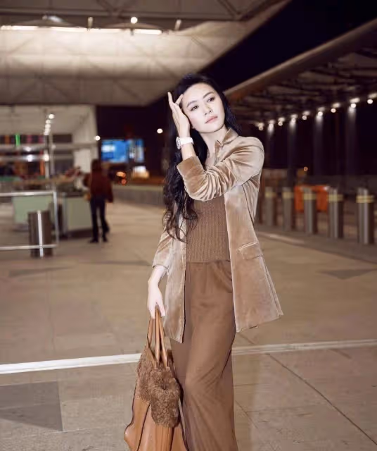 48歲田海蓉醫美後狀態真好,一襲白色羽毛裙配復古卷髮,美到大變樣!