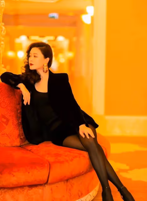 48歲田海蓉醫美後狀態真好,一襲白色羽毛裙配復古卷髮,美到大變樣!