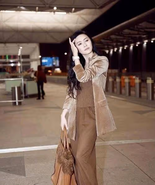 48歲田海蓉醫美後狀態真好,一襲白色羽毛裙配復古卷髮,美到大變樣!
