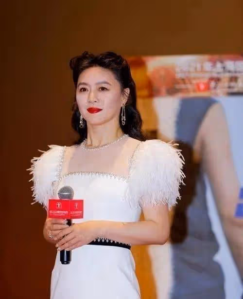 48歲田海蓉醫美後狀態真好,一襲白色羽毛裙配復古卷髮,美到大變樣!