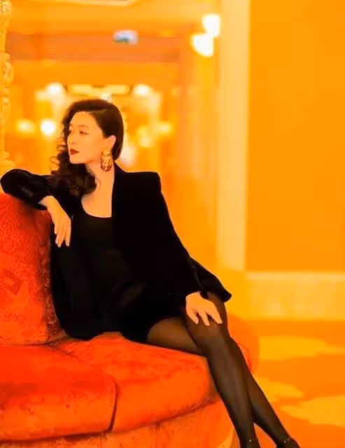 48歲田海蓉醫美後狀態真好,一襲白色羽毛裙配復古卷髮,美到大變樣!
