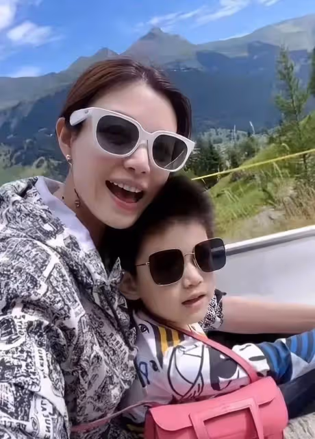 陳妍希帶6歲兒子到瑞士度假,兩人玩滑板車,意外曝光了小星星的正臉