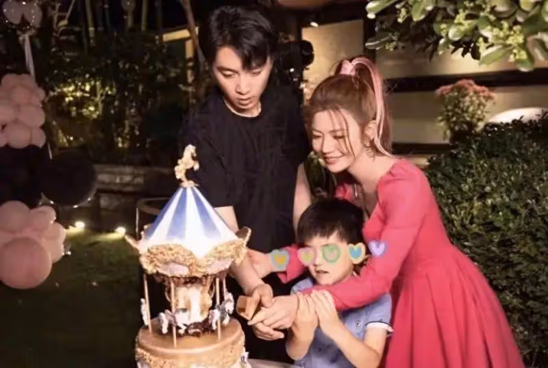 陳妍希帶6歲兒子到瑞士度假,兩人玩滑板車,意外曝光了小星星的正臉